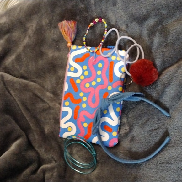 Small Multicolored Makeup Bag and Goodies - Picture 1 of 8